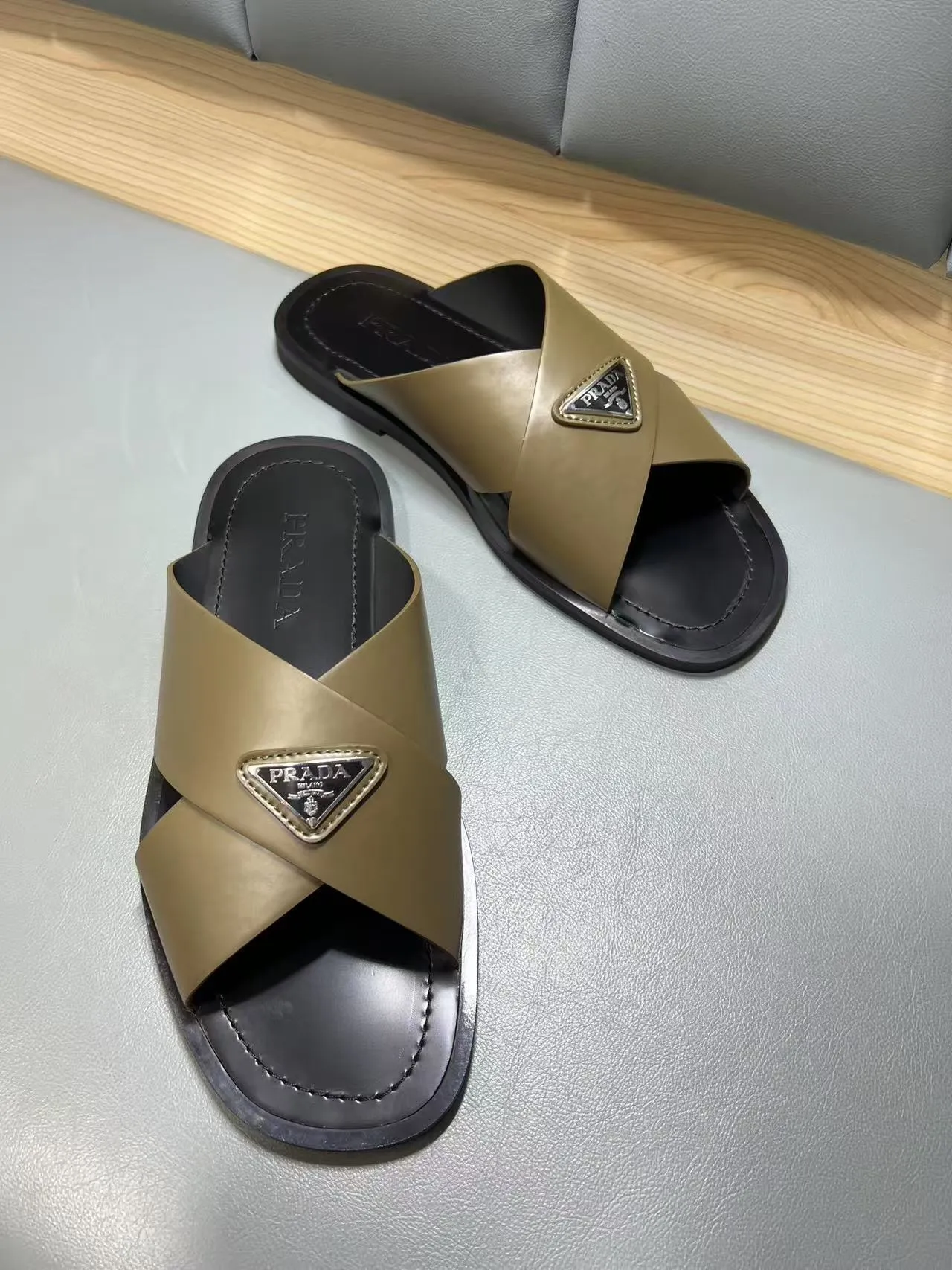 340💰PRADA Prada’s latest slippers are synchronized with the official website. This slipper is made of the brand’s unique and iconic Saffiano leather. The brand logo jumps out from the double straps, and the brand style is clearly visible. Cowhide gives men elegant charm and functional design, making it an ideal choice for vacation and leisure. Size:38-45